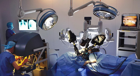 Robot u ulozi kirurga